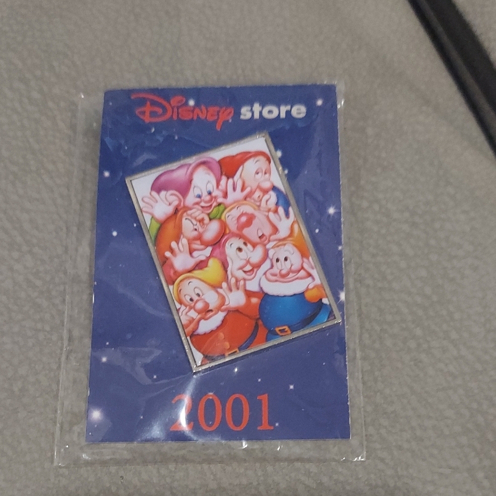 NWT Disney Store Seven Dwarfs Pin